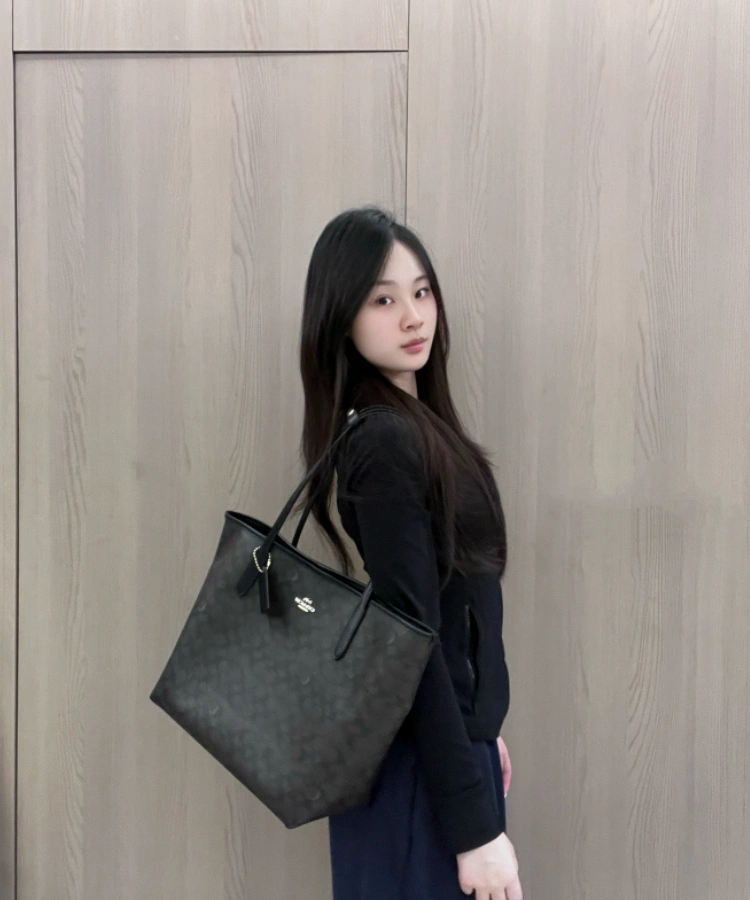 Tote bags carried on the shoulder